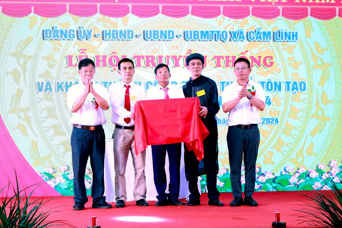 Gia đình ông Phùng Công Sưởng dâng tặng các tư liệu gồm bản phục chế sắc phong, bản dịch thần tích, thần sắc Đình, đền Ngọc Nhị góp phần làm phong phú thêm nguồn tư liệu của di tích. Gia đình ông Phùng Công Sưởng dâng tặng các tư liệu gồm bản phục chế sắc phong, bản dịch thần tích, thần sắc Đình, đền Ngọc Nhị góp phần làm phong phú thêm nguồn tư liệu của di tích.