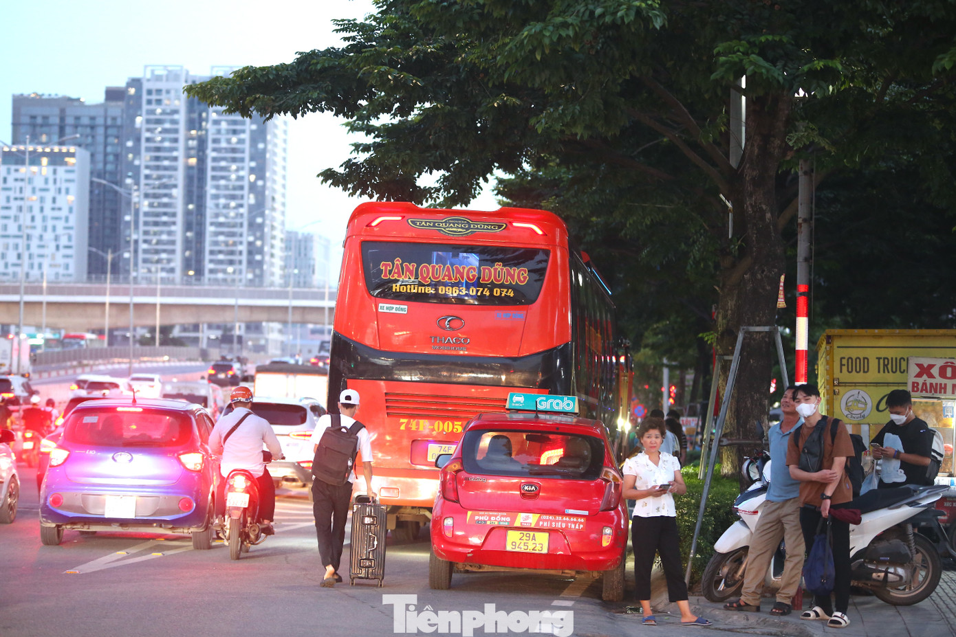Nhiều xe khách còn ngang nhiên chiếm vị trí của xe buýt.