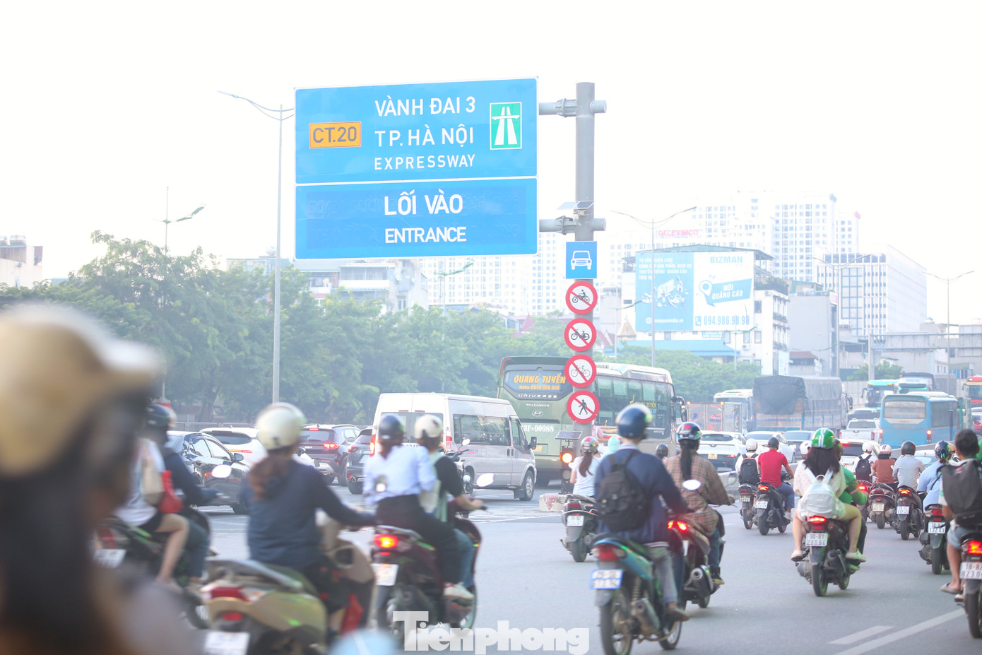 Những điểm đón xe khách tự phát mọc lên tràn lan, thậm chí có những xe khách dừng đỗ ngay trên cao tốc, tạo nên tình trạng hỗn loạn và nguy hiểm cho người tham gia giao thông.