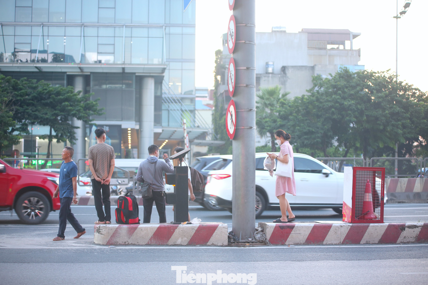 Người đứng thành hàng dài trên làn đường cao tốc dành cho ô tô để đón xe khác, rất nguy hiểm.