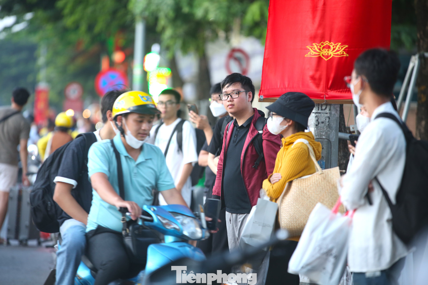 Hàng người dài xếp hàng chờ xe.