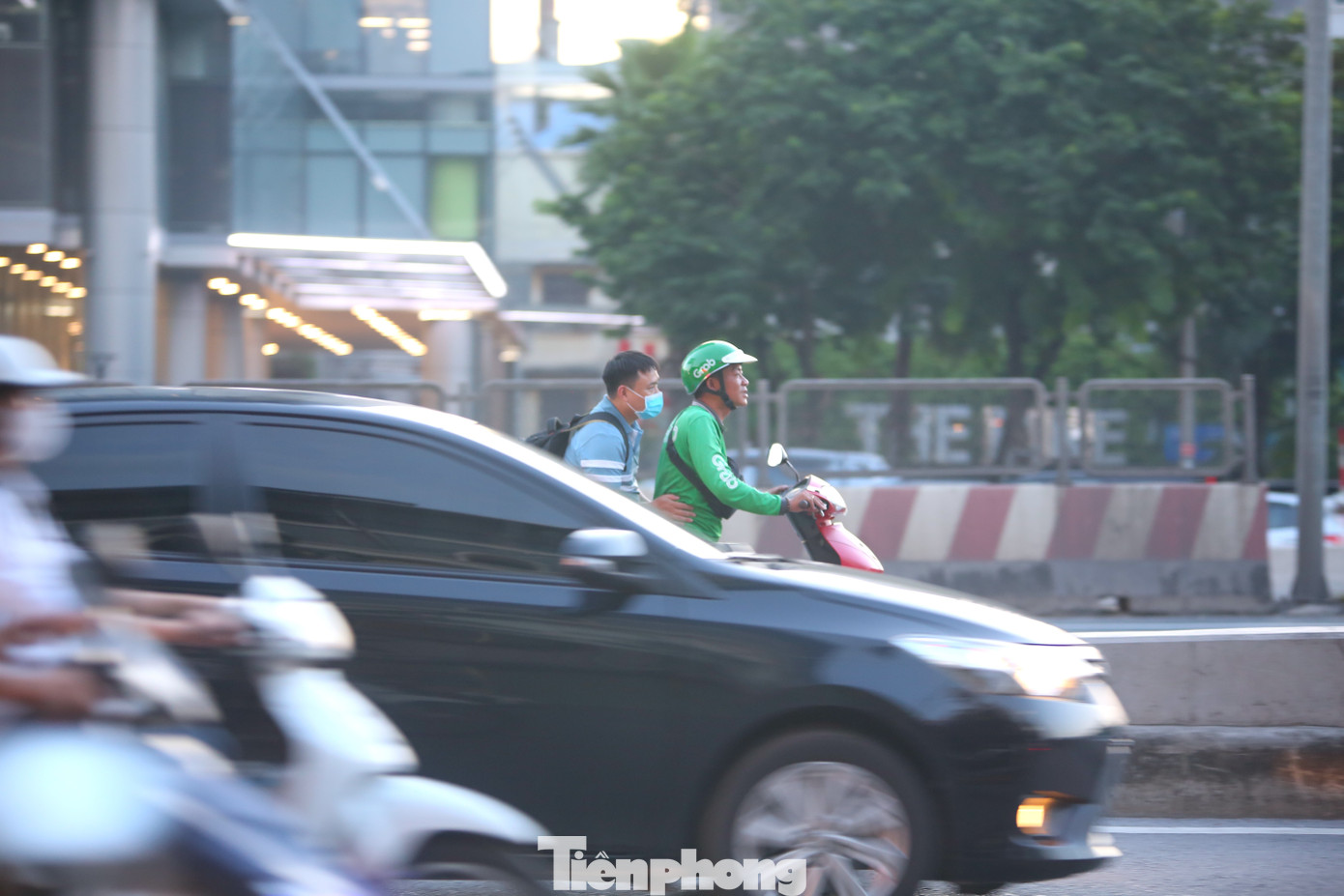 Do lỡ xe, nhiều xe còn chạy theo xe khách vào cao tốc để đón đầu kịp chuyến.