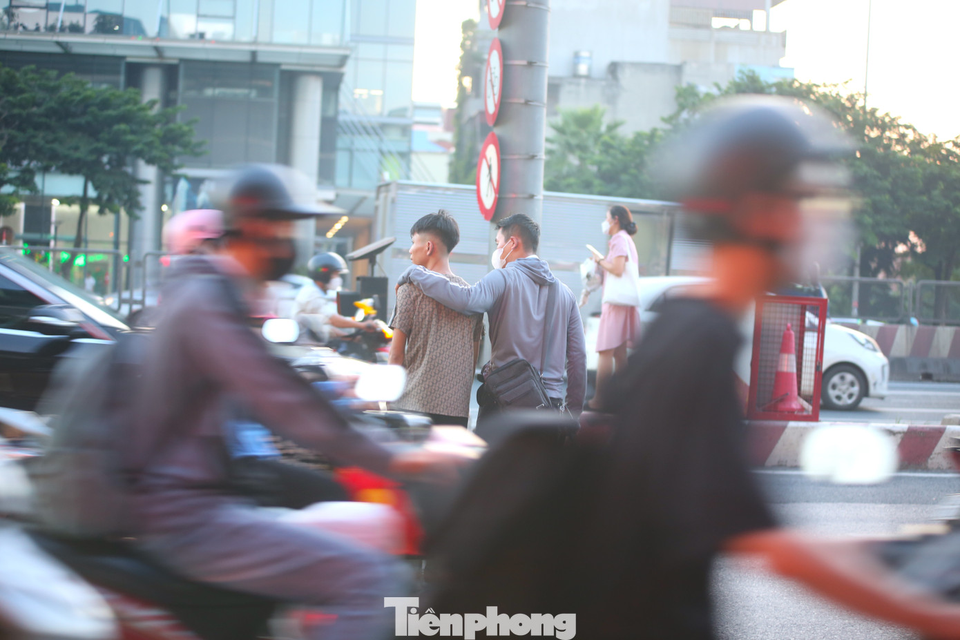 Người dân băng qua đường đông đúc lên làn đường cao tốc đứng đợi xe.