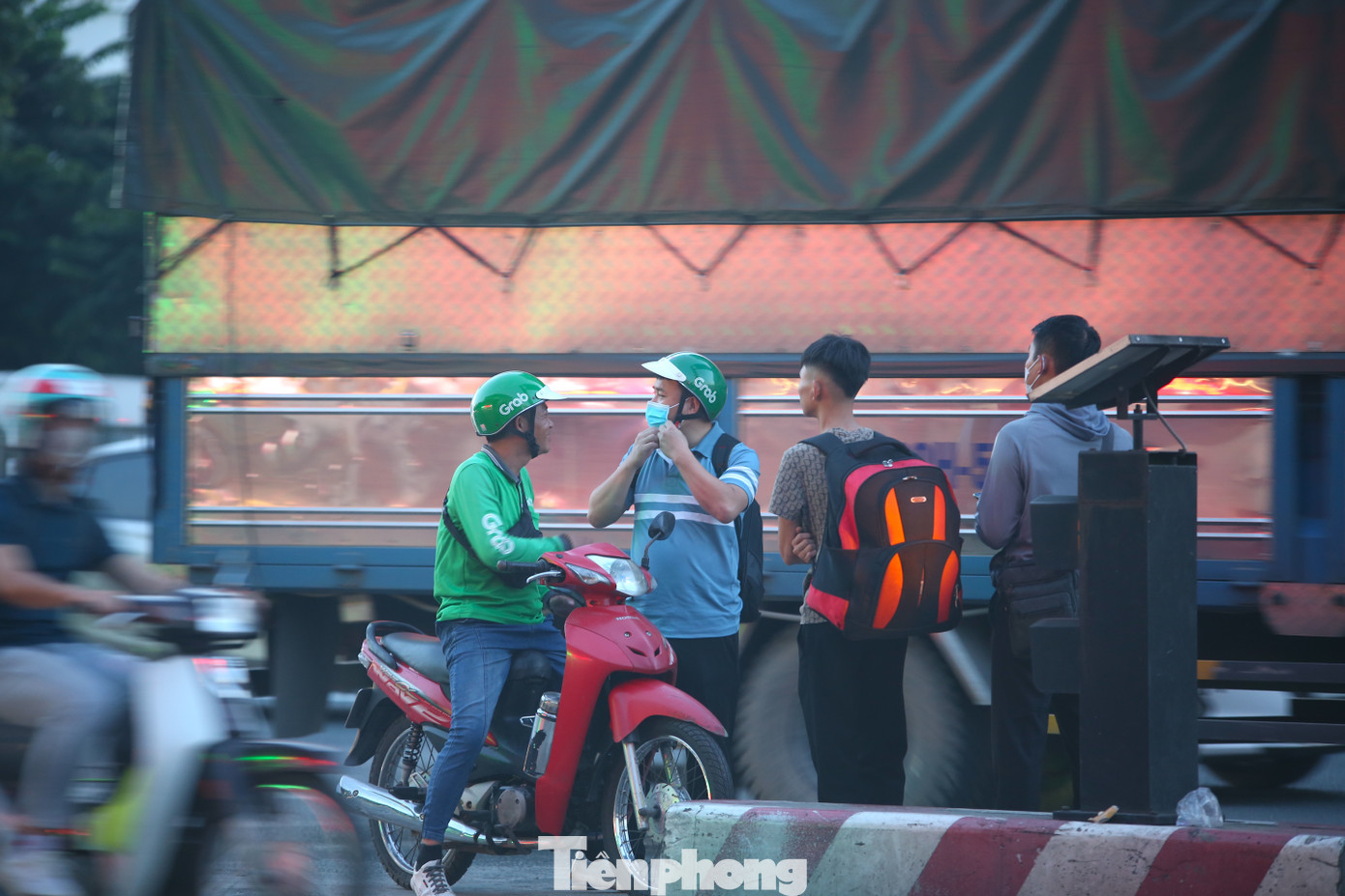 Tình trạng xe dù, bến cóc không chỉ liên quan đến xe khách và hành khách mà ngay cả xe ôm cũng sẵn sàng vi phạm luật giao thông, đi vào đường cấm, tụ tập đông người tại các khu vực cấm người đi bộ.