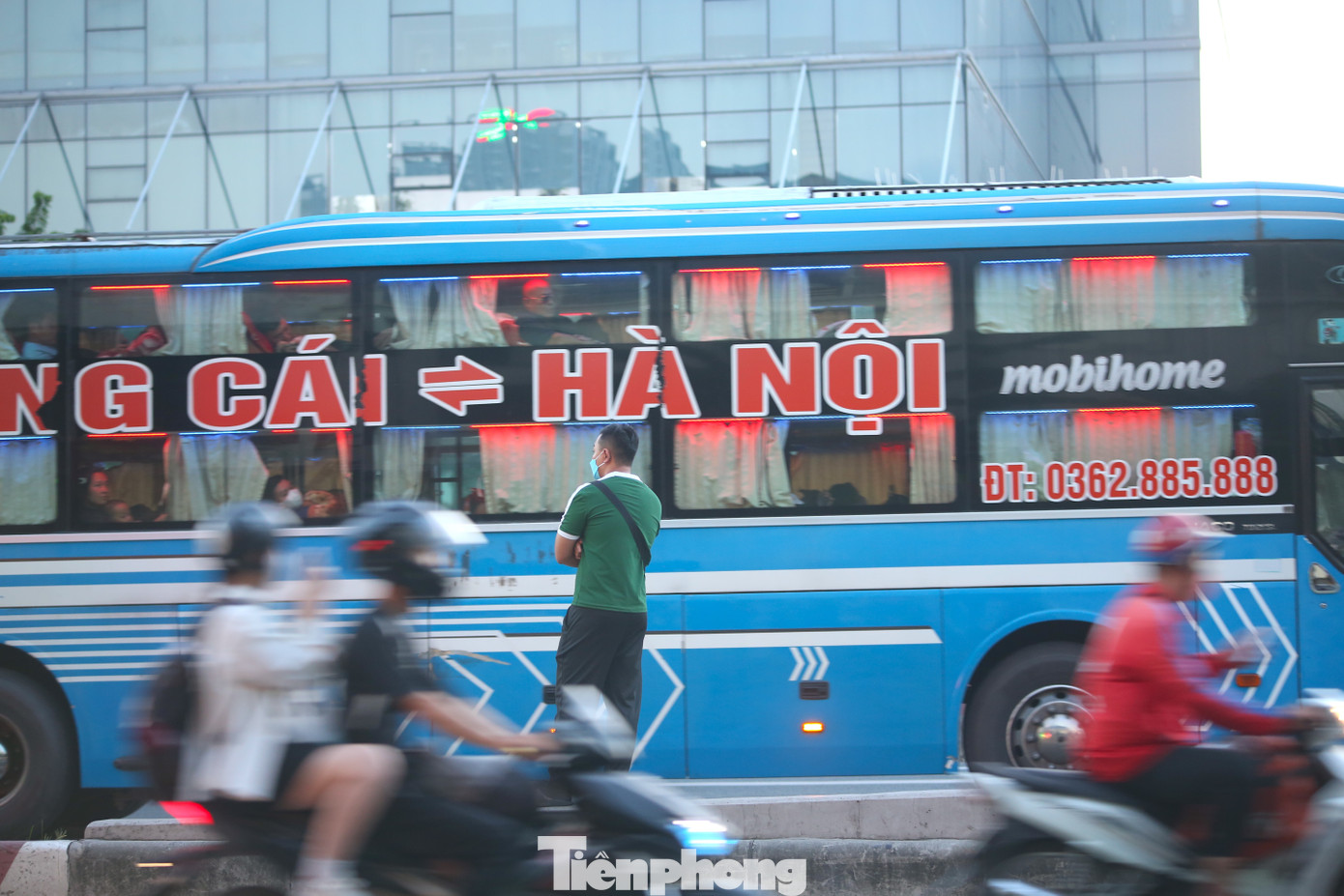 Nhiều người dân vẫn cho rằng đón xe dọc đường tiện hơn đi vào bến, thậm chí đội nắng, đội mưa cũng không ngại.