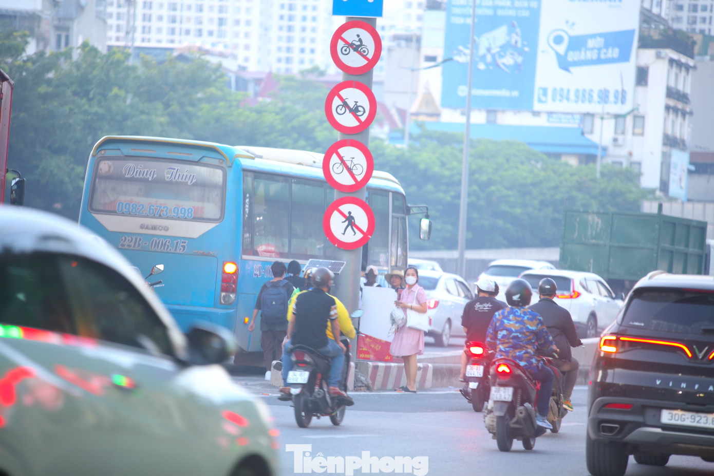 Tại điểm đón khu vực nút giao vành đai 3 đối diện Đại học Ngoại ngữ, lượng phương tiện lưu thông đông nhưng xe khách giường nằm dừng đỗ liên tục để đón khách bất chấp biển cấm.