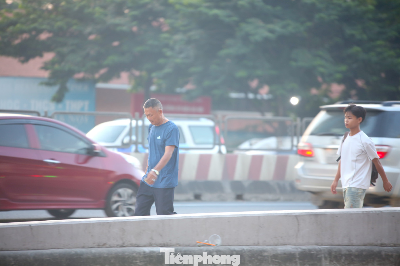 Dòng người đi bộ trên cao tốc bất chấp các phương tiện di chuyển tốc độ cao.