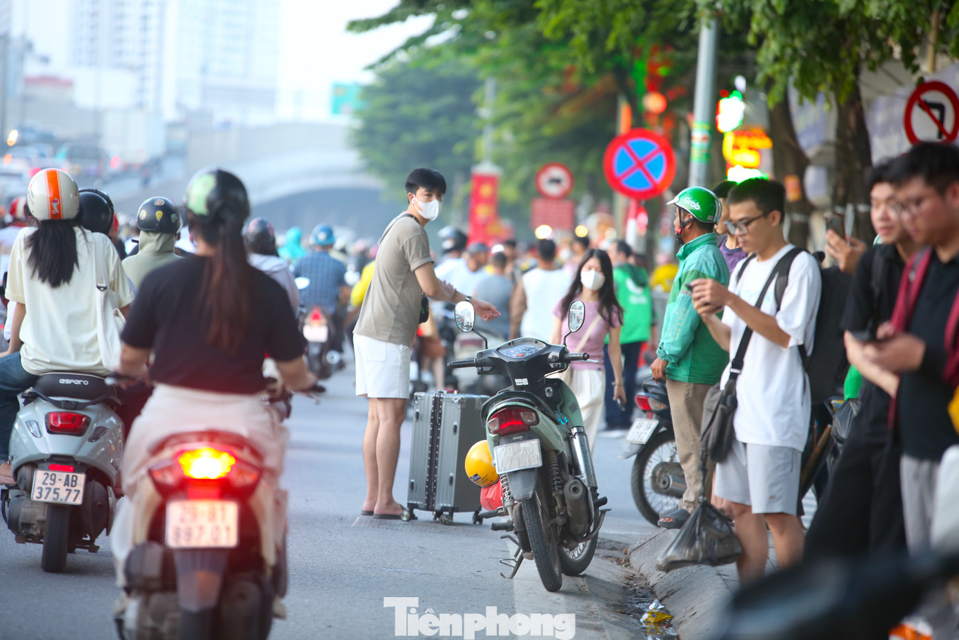 Ghi nhận của phóng viên Tiền Phong, trong ngày đầu của kỳ nghỉ lễ 2/9, các trục đường gần khu vực bến xe Mỹ Đình như Phạm Văn Đồng, Mai Dịch, Nguyễn Hoàng... hoạt động đón trả khách diễn ra rầm rộ. Tại nhiều điểm, hàng chục hành khách lỉnh kỉnh đồ đạc đứng chờ xe gây mất an toàn giao thông nghiêm trọng.