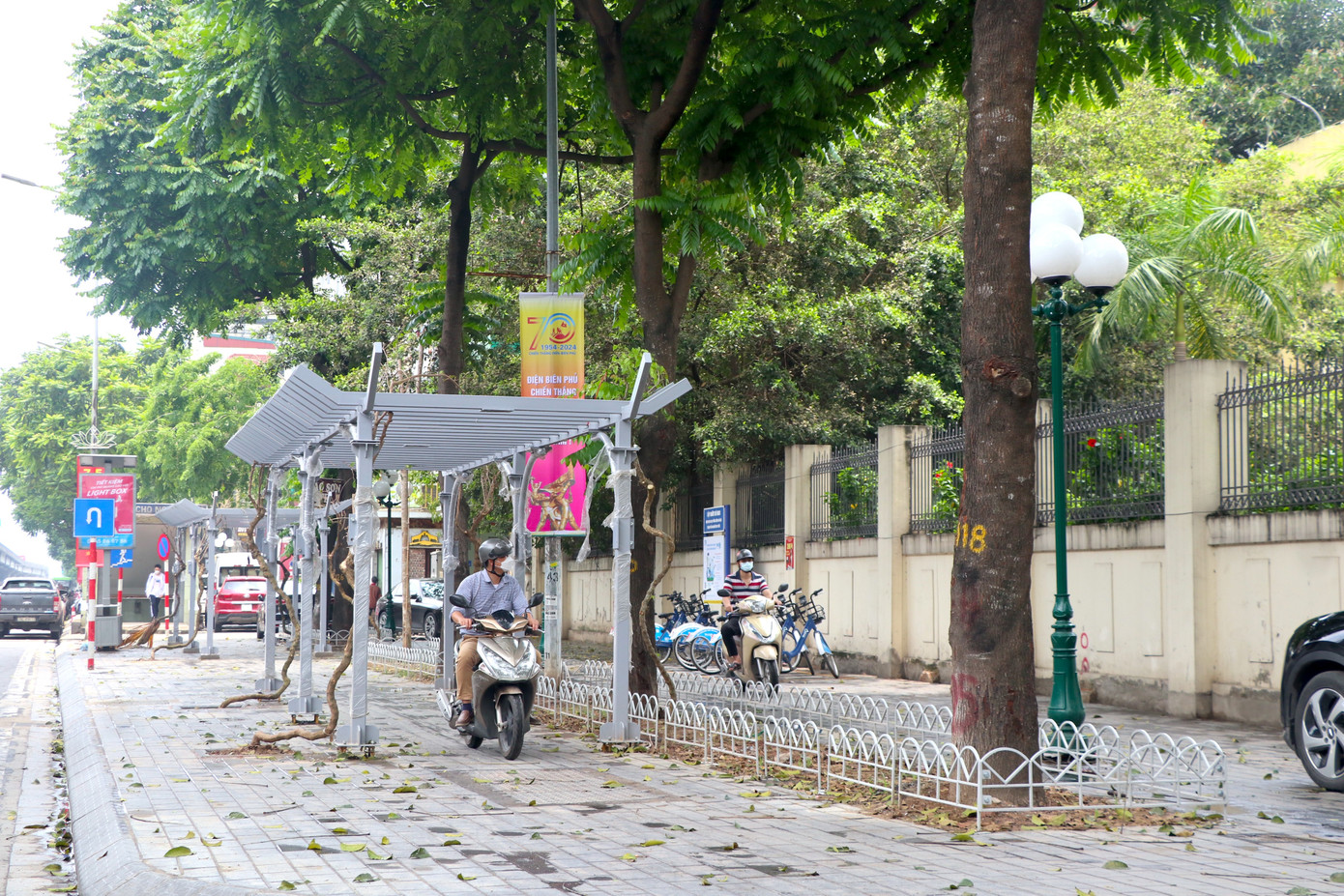 Ngoài việc bị chiếm dụng, vỉa hè sau khi được cải tạo còn bị các phương tiện cố tình đi lên tiềm ẩn nhiều nguy cơ gây mất an toàn giao thông.