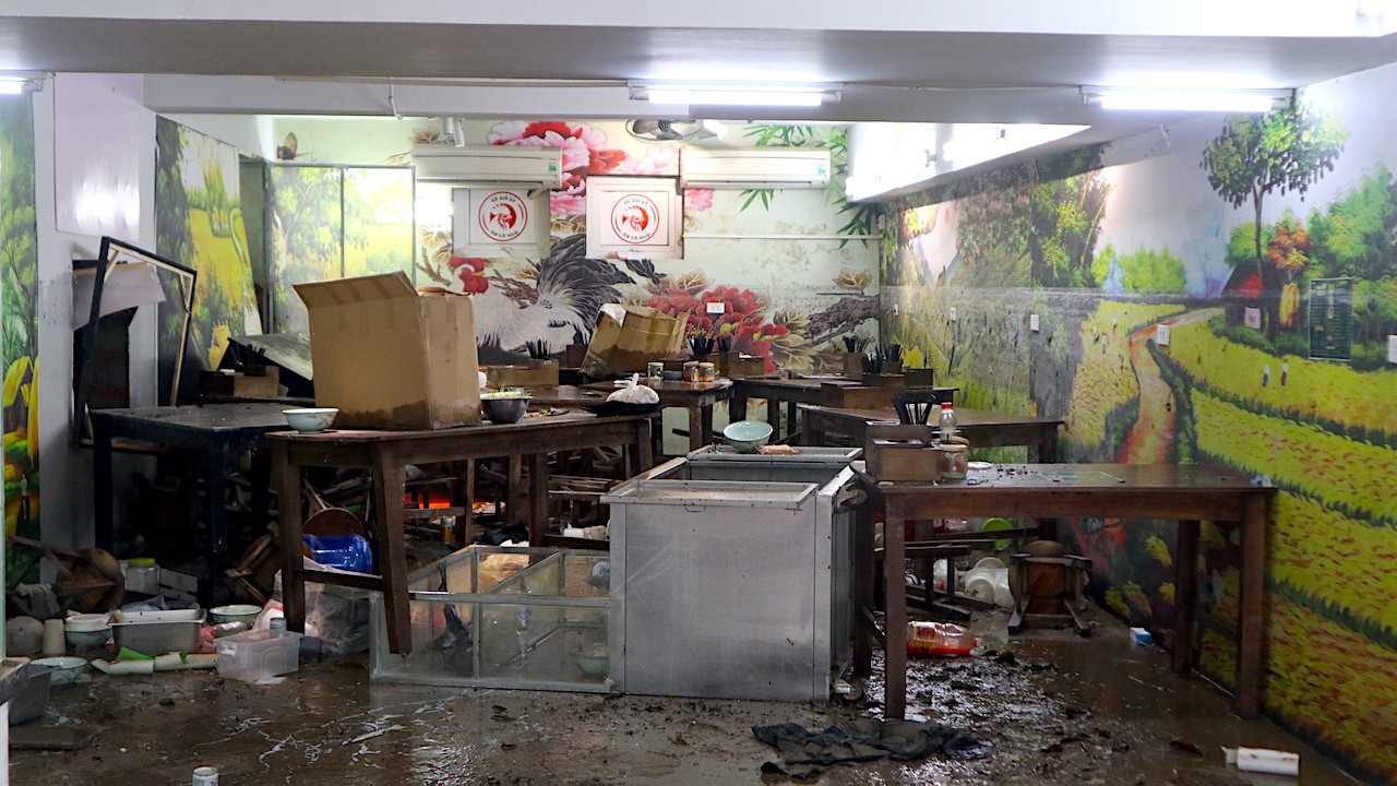 Bàn ghế, vật dụng ngổn ngang...