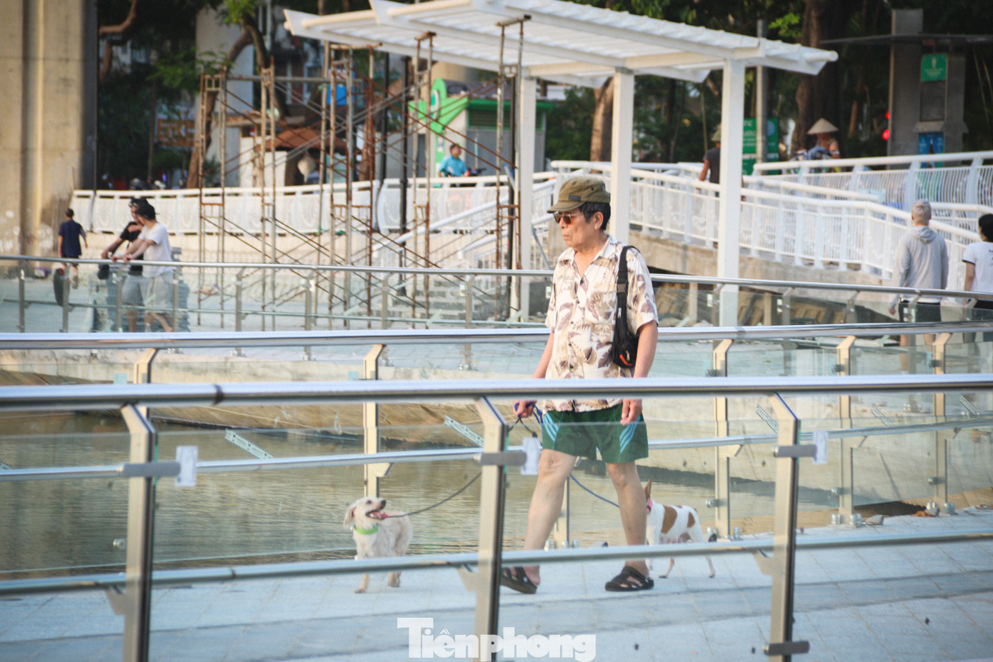 Đều đặn mỗi buổi chiều, ông Minh (Thái Thịnh, Đống Đa) lại đến đây rèn luyện sức khỏe và hít thở không khí. "Khi khu vực này có thể đi lại, tôi vẫn đến tập thể dục nhưng phải đeo khẩu trang để tránh khói bụi công trường. Đi dạo tôi cũng chọn khu vực thoáng, xa nơi tập kết vật liệu xây dựng để đảm bảo an toàn", ông Minh cho hay. Đều đặn mỗi buổi chiều, ông Minh (Thái Thịnh, Đống Đa) lại đến đây rèn luyện sức khỏe và hít thở không khí. "Khi khu vực này có thể đi lại, tôi vẫn đến tập thể dục nhưng phải đeo khẩu trang để tránh khói bụi công trường. Đi dạo tôi cũng chọn khu vực thoáng, xa nơi tập kết vật liệu xây dựng để đảm bảo an toàn", ông Minh cho hay.