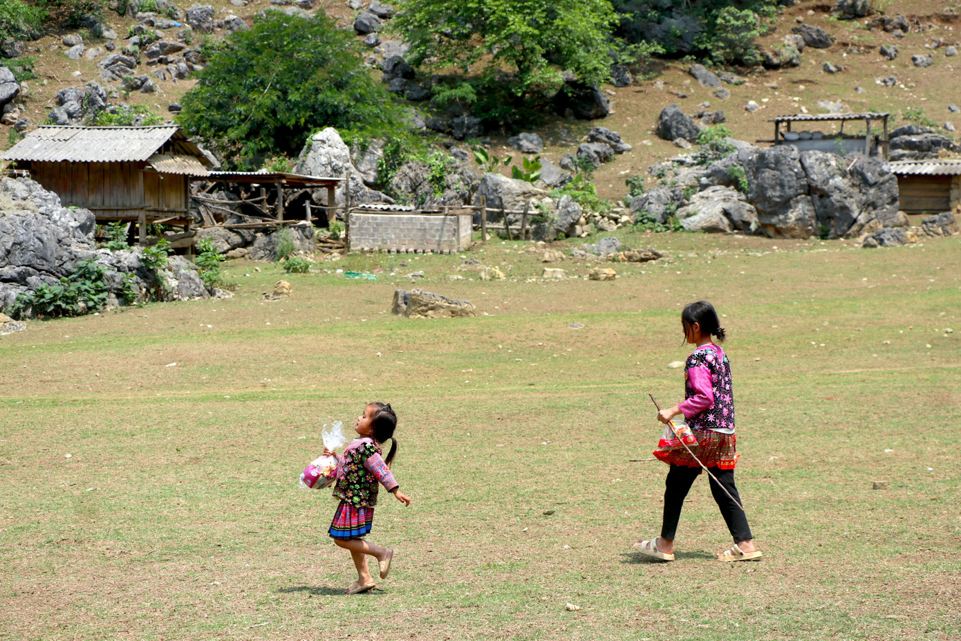 Làng "nguyên thủy" Hang Táu nằm trọn trong thung lũng bốn bề là núi, là nơi cư trú lâu đời của hơn 20 hộ gia đình người H'Mông.