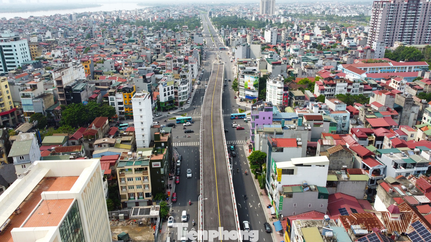 Sau gần 6 năm thi công, dự án xây dựng tuyến đường 40 m nối từ đường Nguyễn Văn Cừ đến hết khu tái định cư phường Ngọc Thụy (quận Long Biên, Hà Nội) đang dần hoàn thiện các hạng mục cuối để về đích.