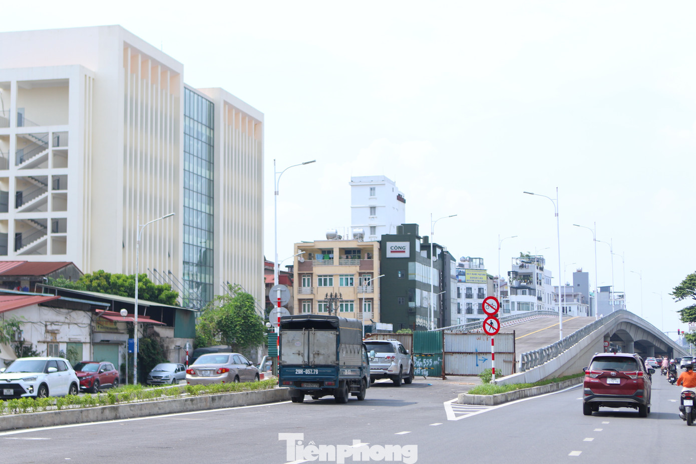 Cầu vượt thép tại nút giao Hồng Tiến - Nguyễn Văn Cừ vẫn đang được đóng rào để thi công.