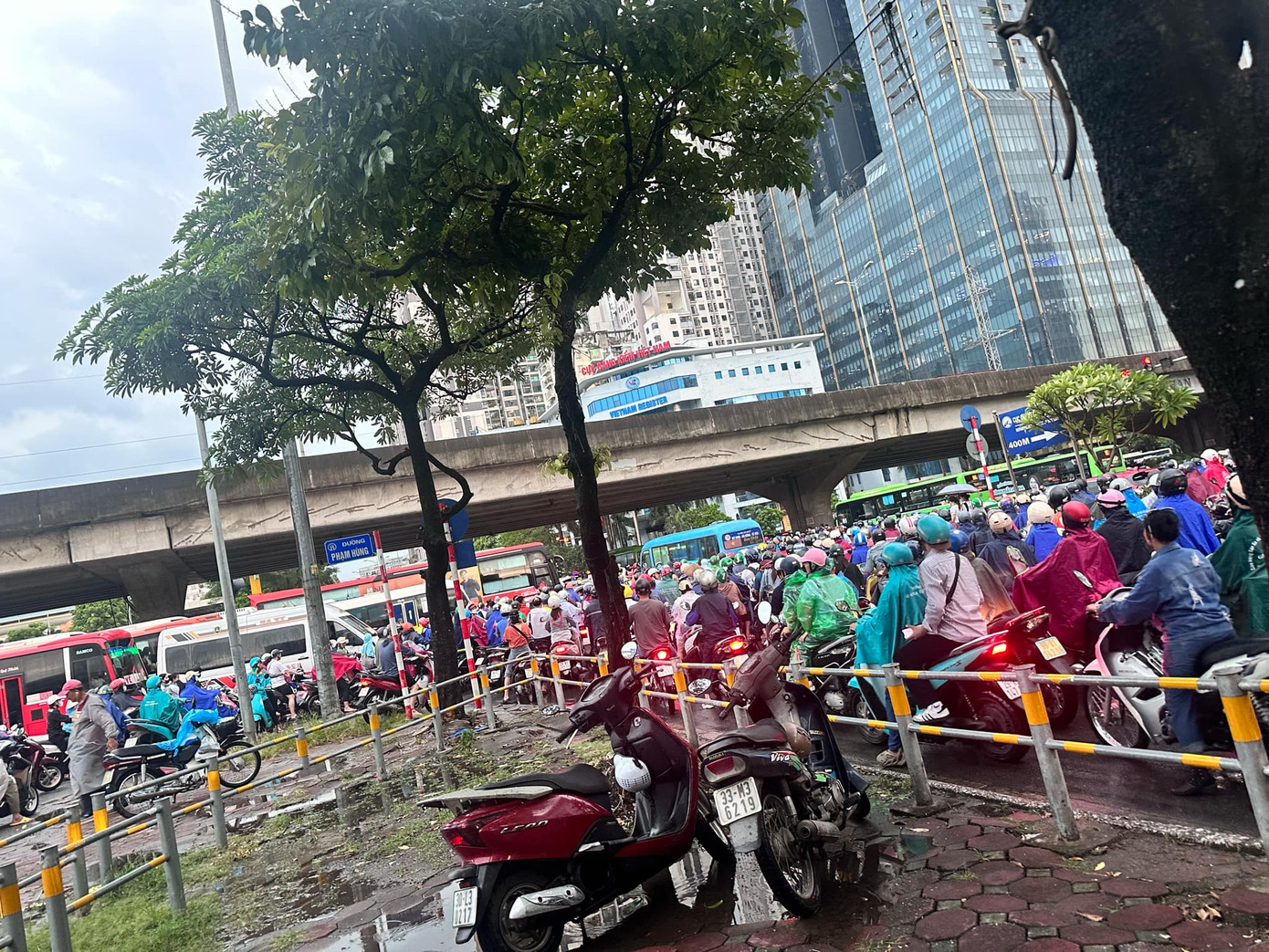 Ghi nhận vào 15h30 chiều 6/9, ngã tư bến xe Mỹ Đình các phương tiện ùn ứ kéo dài hơn một cây số. Ngã tư này nhiều phương tiện đã đứng một chỗ khoảng 30 phút chưa qua được nút giao.