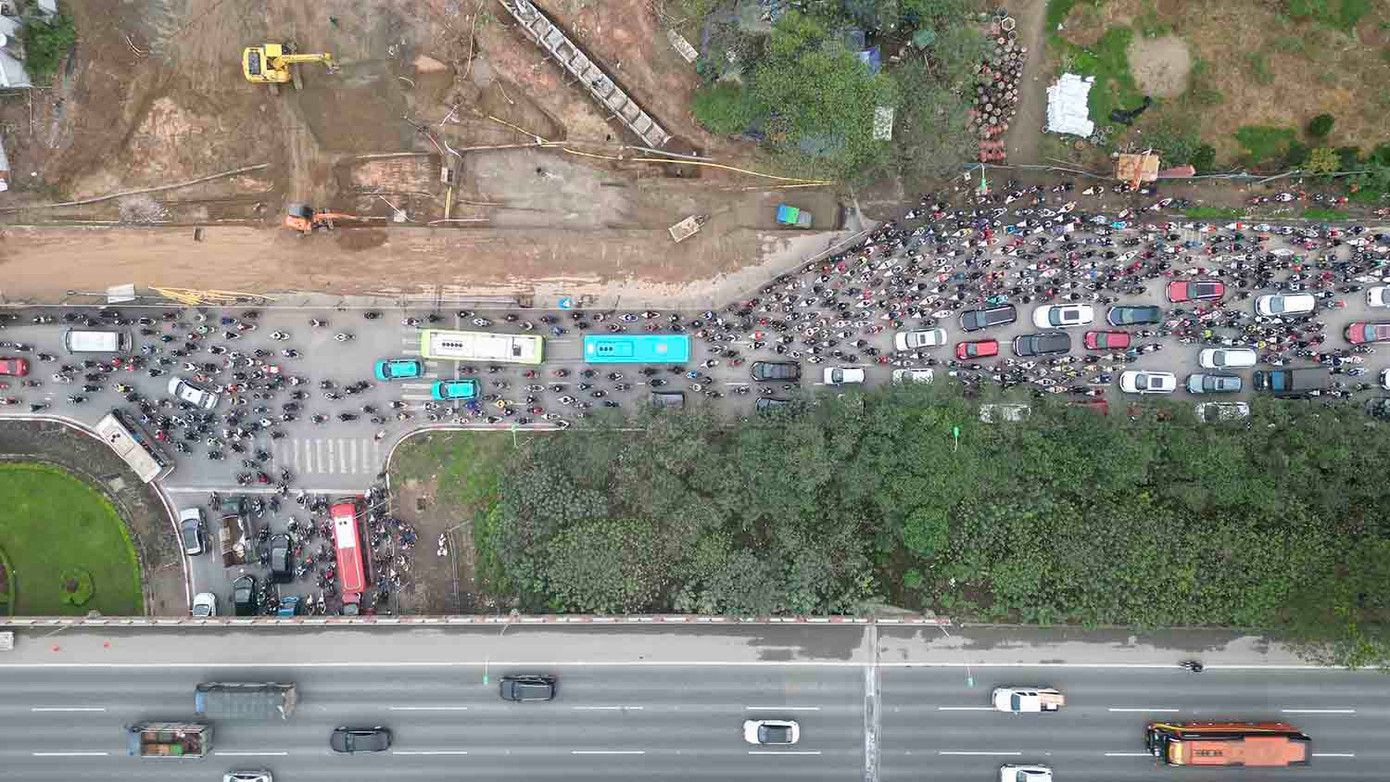 Trước đó, rào chắn được dựng lên phục vụ thi công nhưng khiến đường gom Đại lộ Thăng Long, đoạn giao với đường Lê Quang Đạo rơi vào ùn tắc nhiều ngày, các phương tiện di chuyển qua đoạn đường ùn ứ cục bộ trong thời gian dài.