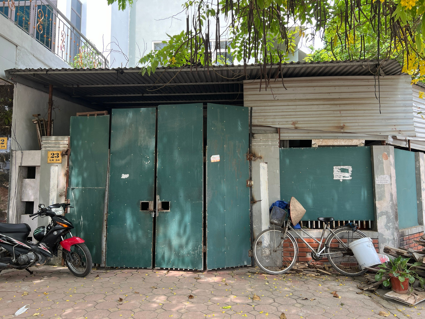 Đáng chú ý, không chỉ cải tạo chắp vá cho sinh viên thuê trọ, một số biệt thự còn được cho thuê để làm cơ sở kinh doanh. Đáng chú ý, không chỉ cải tạo chắp vá cho sinh viên thuê trọ, một số biệt thự còn được cho thuê để làm cơ sở kinh doanh.