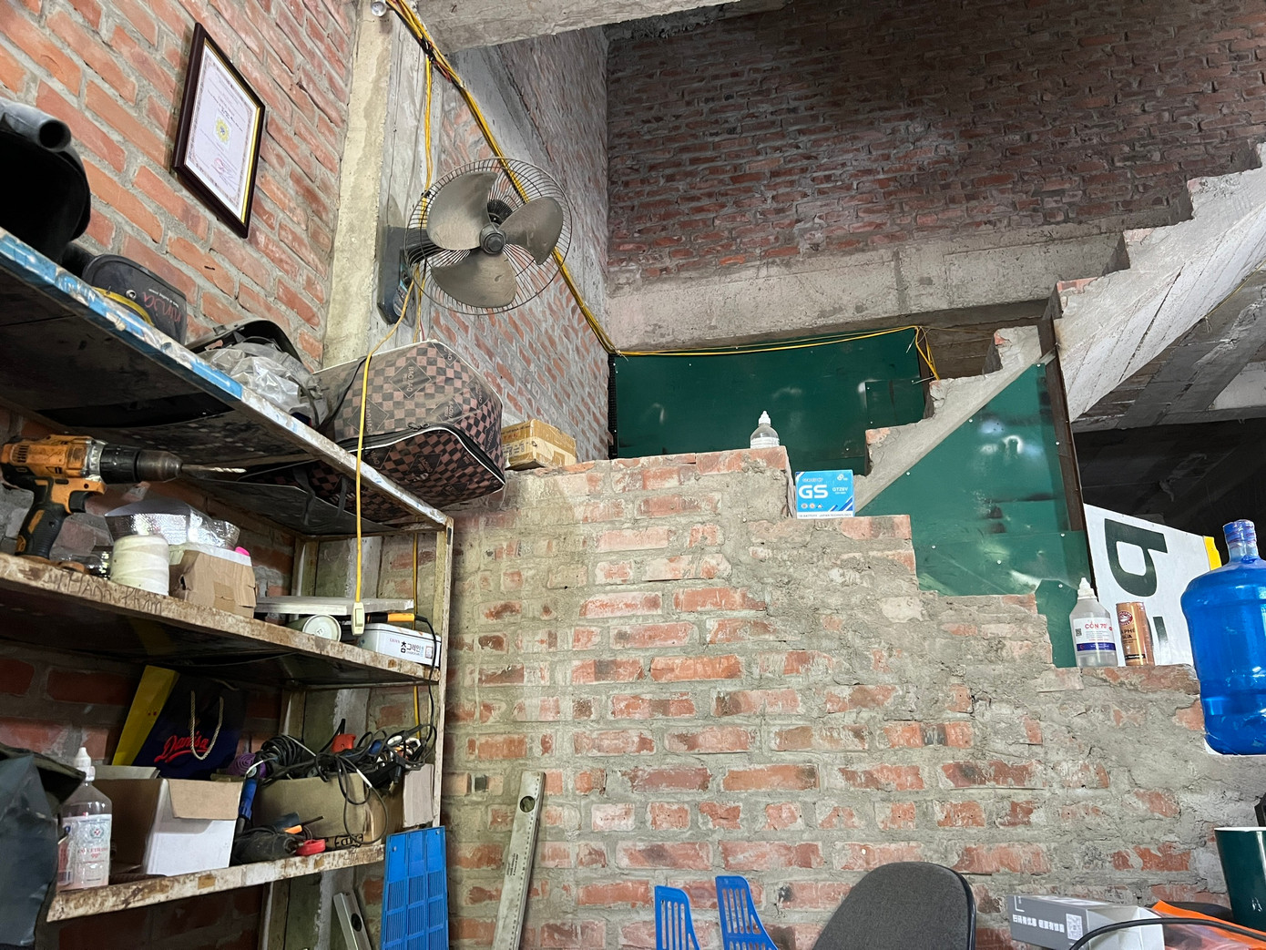 Khảo sát tại căn số 23 LK34, toàn bộ diện tích cho thuê bị quây tôn kín xung quanh và phía trên. Bên trong ngổn ngang bàn ghế, bát đĩa, xoong chảo. Khảo sát tại căn số 23 LK34, toàn bộ diện tích cho thuê bị quây tôn kín xung quanh và phía trên. Bên trong ngổn ngang bàn ghế, bát đĩa, xoong chảo.