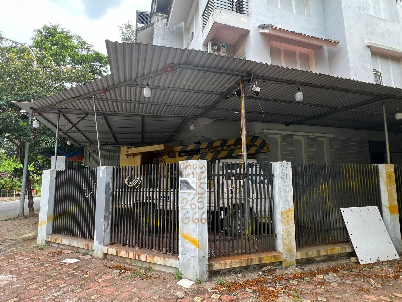 Toàn bộ ngôi nhà chỉ còn 1 lối thoát hiểm duy nhất ở cửa chính. Được biết, dạng nhà này cho thuê giá khá rẻ, chỉ trên dưới 10 triệu đồng. Tuy nhiên người thuê phải sửa sang nhiều do nhà vẫn là nhà thô, chưa có điện, nước. Toàn bộ ngôi nhà chỉ còn 1 lối thoát hiểm duy nhất ở cửa chính. Được biết, dạng nhà này cho thuê giá khá rẻ, chỉ trên dưới 10 triệu đồng. Tuy nhiên người thuê phải sửa sang nhiều do nhà vẫn là nhà thô, chưa có điện, nước.