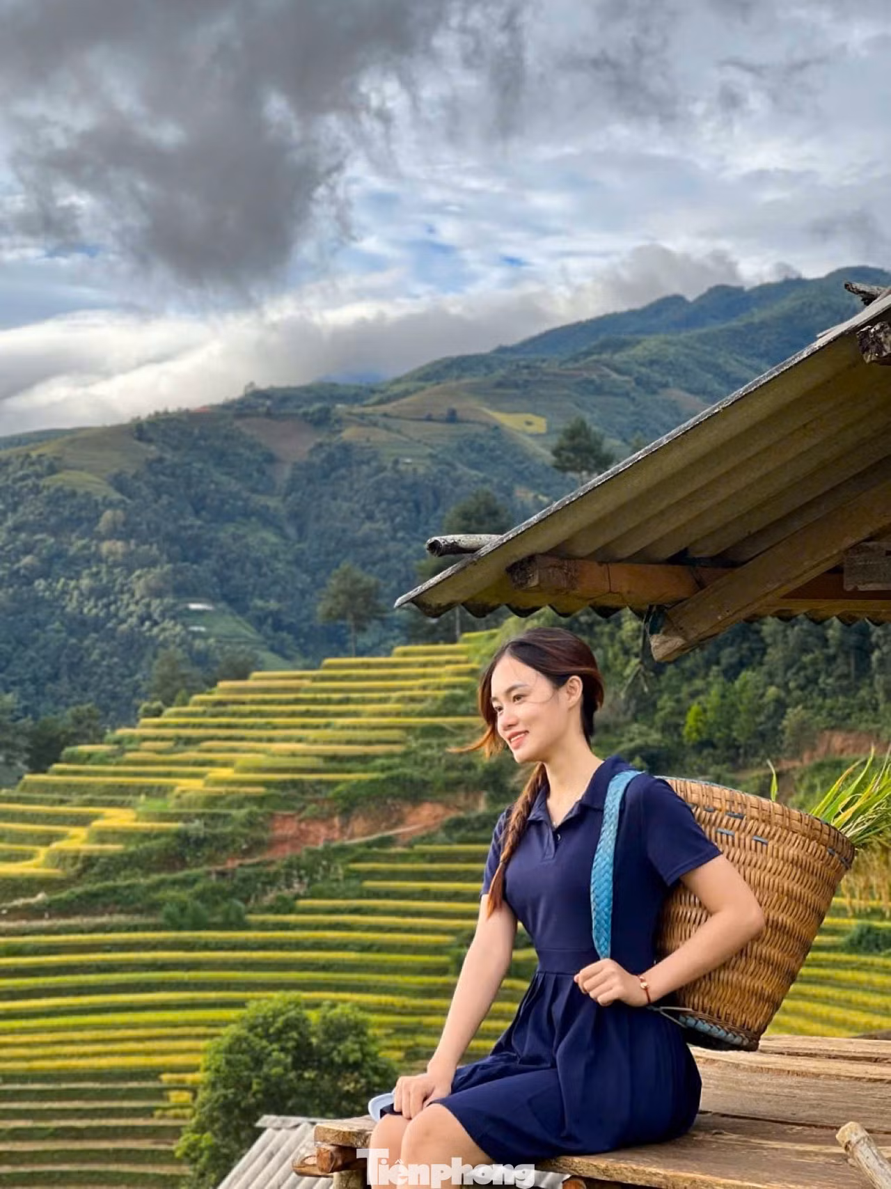 Mù Cang Chải có những góc check-in hấp dẫn người trẻ tuổi, ưa khám phá. Chị Thúy Hiền (Quảng Ninh) chia sẻ: "Mù Cang Chải quá đỗi đẹp và bình yên. Một năm chỉ có thời gian ngắn mới có thể chiêm ngưỡng vẻ đẹp này nên ngay khi vào mùa lúa dù có chút mưa nhưng nhóm mình vẫn lên lịch trình để có thể tới đây trải nghiệm".