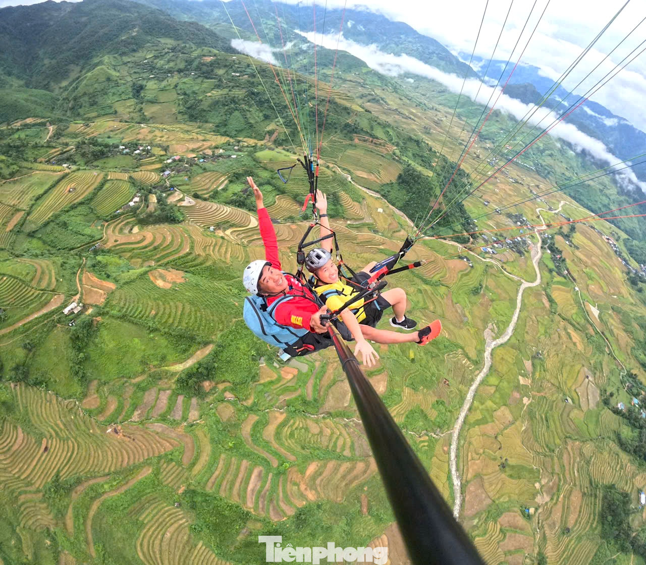 Dù ảnh hưởng của bão lũ nhưng vẫn có rất nhiều du khách đến Mù Cang Chải để săn mùa vàng và trải nghiệm dù lượn ngắm toàn cảnh ruộng bậc thang. Dù ảnh hưởng của bão lũ nhưng vẫn có rất nhiều du khách đến Mù Cang Chải để săn mùa vàng và trải nghiệm dù lượn ngắm toàn cảnh ruộng bậc thang.