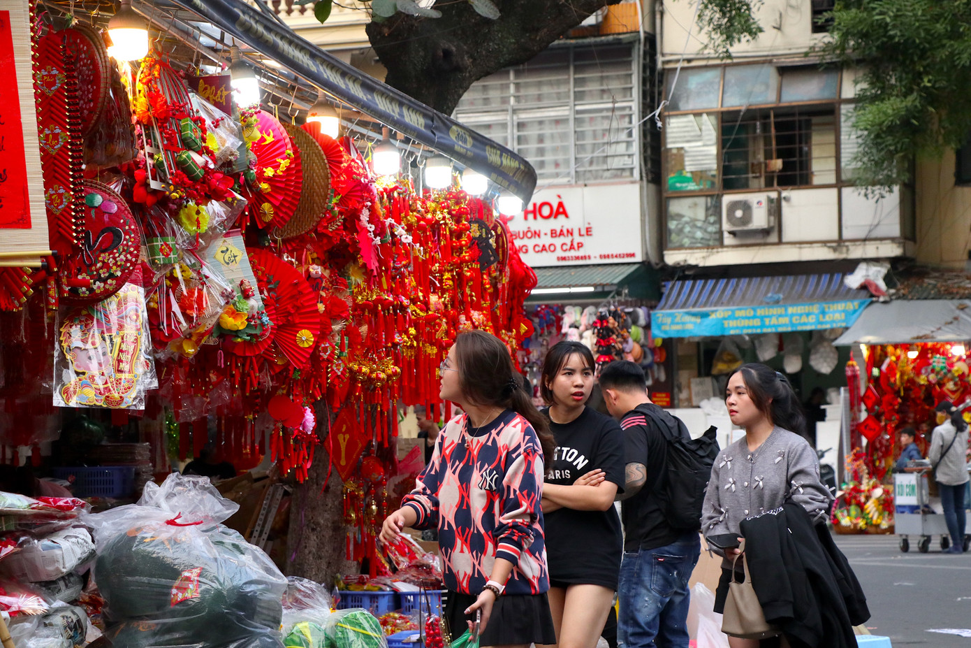 Người dân có thể tham quan, chiêm ngưỡng và chọn mua những món đồ trang trí Tết ưng ý nhất để trang hoàng nhà cửa dịp Tết đến xuân về.