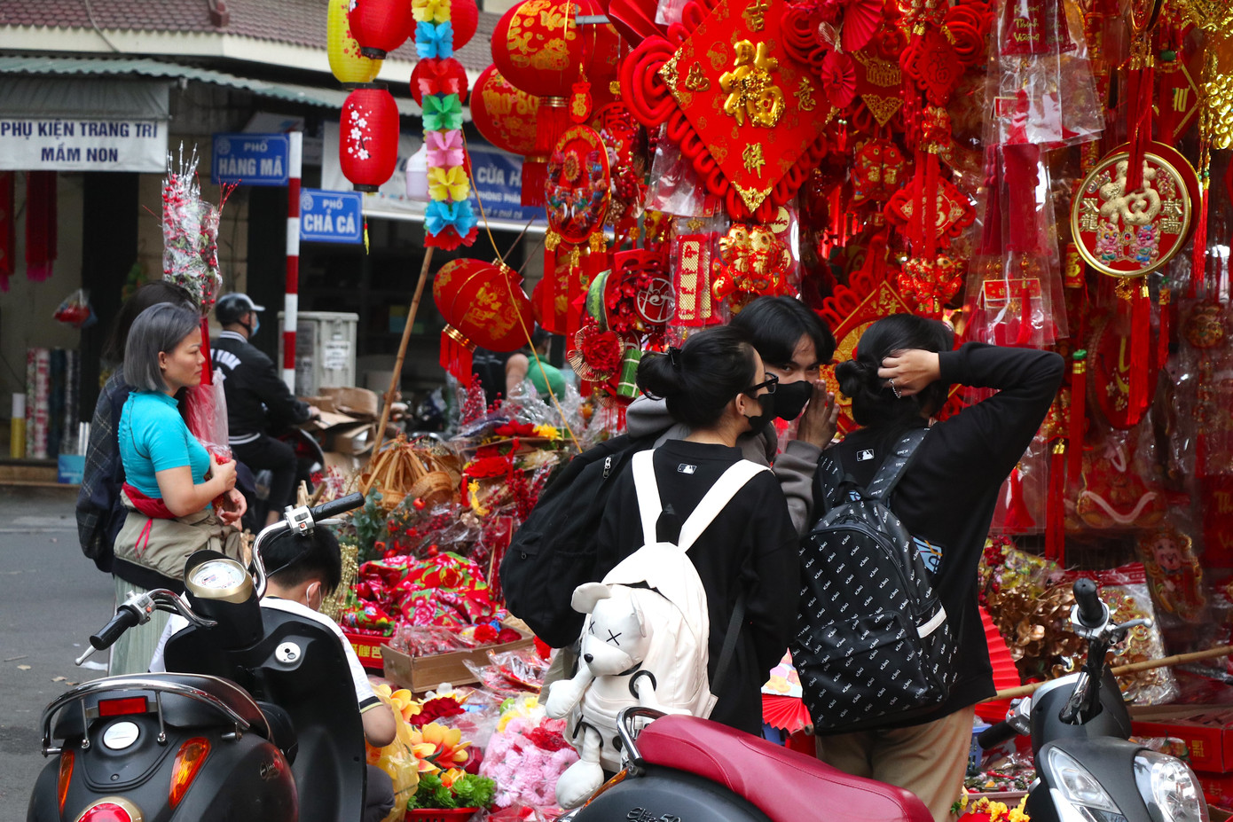 Chủ của một cửa hàng trên phố Hàng Mã chia sẻ: "Năm nay, đồ trang trí Tết Nguyên đán có phần đa dạng về mẫu mã, chủng loại hơn do nhu cầu của khách mua cao. Năm nay giá cả rẻ hơn so với mọi năm do nhiều nhà buôn lựa chọn bán trên các nền tảng trực tuyến, chi phí được tối đa".
