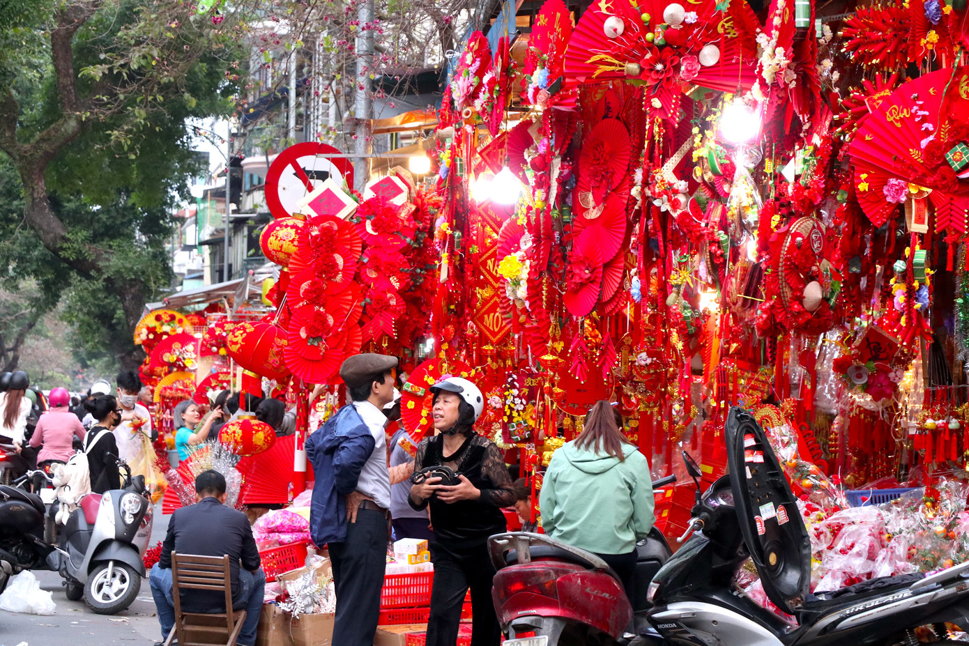 Các cửa hàng dọc hai bên phố Hàng Mã tràn ngập sắc đỏ và vàng - hai sắc màu chủ đạo nổi bật nhất, tượng trưng cho sự may mắn, sung túc và thịnh vượng trong lễ Tết cổ truyền.