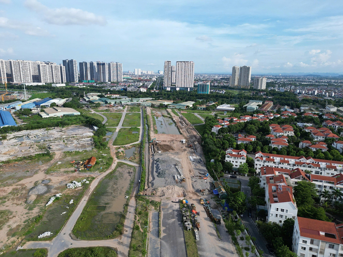 Đường vành đai 3,5 đoạn từ Đại lộ Thăng Long đến Quốc lộ 32 vẫn đang được triển khai xây dựng.