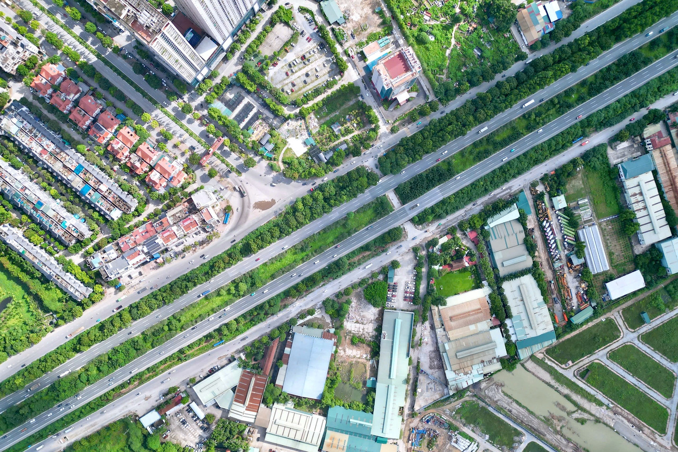 Năm 2022, Hà Nội phê duyệt Dự án đầu tư xây dựng nút giao khác mức giữa đường Vành đai 3,5 với Đại lộ Thăng Long (đoạn qua địa phận huyện Hoài Đức). Công trình có tổng đầu tư hơn 2.400 tỉ đồng bằng ngân sách nhà nước, do Ban Quản lý dự án đầu tư xây dựng công trình dân dụng Hà Nội làm chủ đầu tư, thực hiện trong giai đoạn 2022 - 2026.