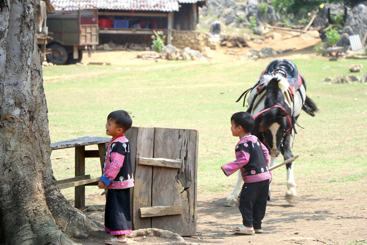 Điểm đặc biệt ở đây là mọi thứ đều giữ được nét truyền thống vốn có như người dân bản địa mặc trang phục truyền thống, sống bằng nghề trồng trọt và chăn nuôi, phụ thuộc vào đất đai và thiên nhiên từ nhiều đời nay.