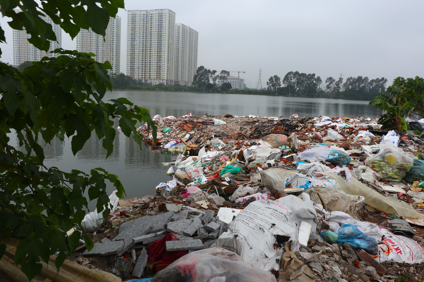 Rác thải đổ tại đây là những vật dụng của gia đình không sử dụng như giường, chăn, nệm, rác thải sinh hoạt và đặc biệt phế liệu xây dựng.