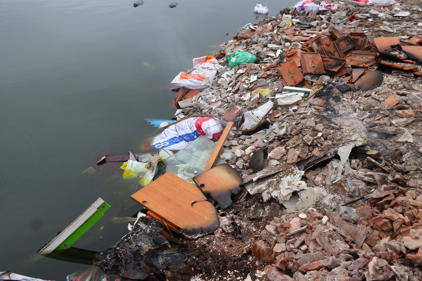 Các phế thải này bị đổ trộm và đốt ngay tại khu xả thải. Không chỉ gây ô nhiễm môi trường mà chất lượng không khí xung quanh khu vực cũng bị ảnh hưởng nghiêm trọng.