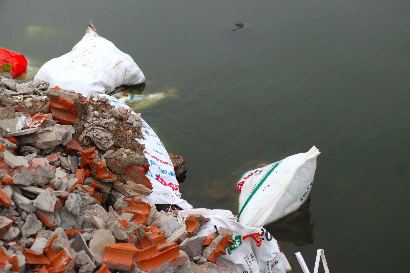 Những bao tải bị vứt trôi nổi dưới lòng ao, hồ.