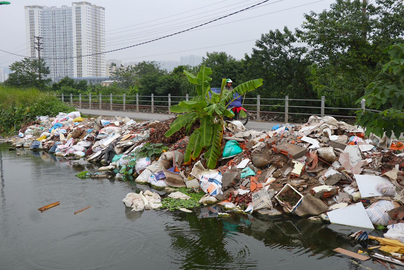 Chị Hương – người dân sống cạnh đó cho biết: “Gia đình tôi mới chuyển về đây sống mấy năm nay, phải chịu cảnh rác chất chồng, hôi thối, bẩn thỉu gần nhà rất bức xúc. Nhiều người không biết từ đâu tới lợi dụng lúc trời chập choạng tối hoặc buổi đêm đã đổ rác, phế thải xây dựng ra khu vực này. Dù tại đây có biển cấm đổ rác nhưng nhiều người vẫn bất chấp. Lâu lâu có người của phường tới vệ sinh nhưng không xuể", chị Hương nói.