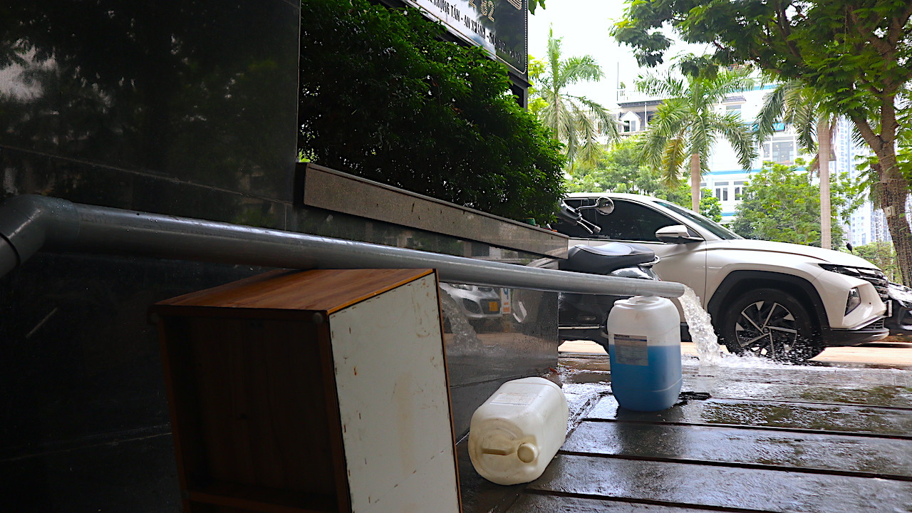 “Hệ thống thoát nước ở khu vực này quá kém, cứ mưa lớn là ngập” - anh M, dân cư khu đô thị An Khánh chia sẻ.