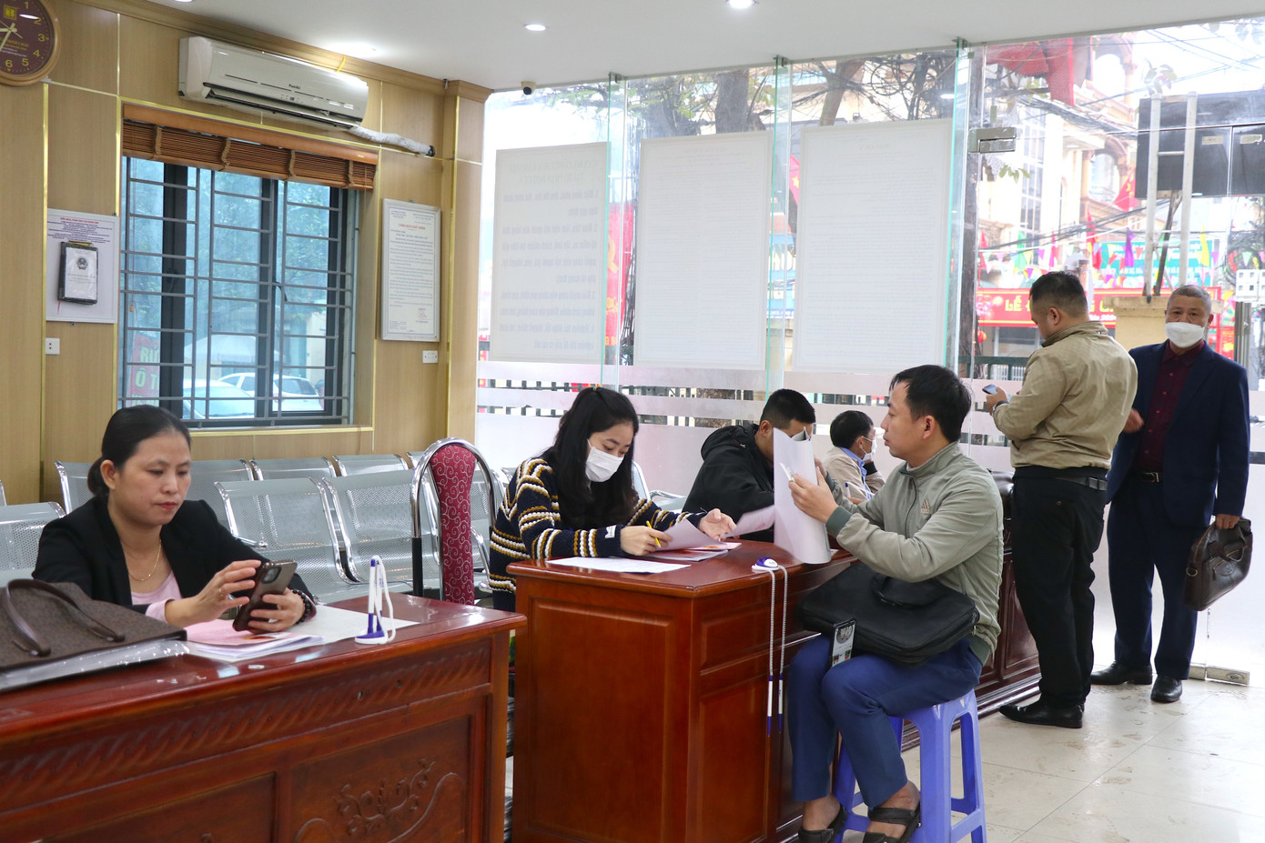 Ghi nhận tại Bộ phận Hành chính công của huyện Hoài Đức trong ngày 15/2, lượng người dân đến khá đông so với cùng thời điểm mọi năm.