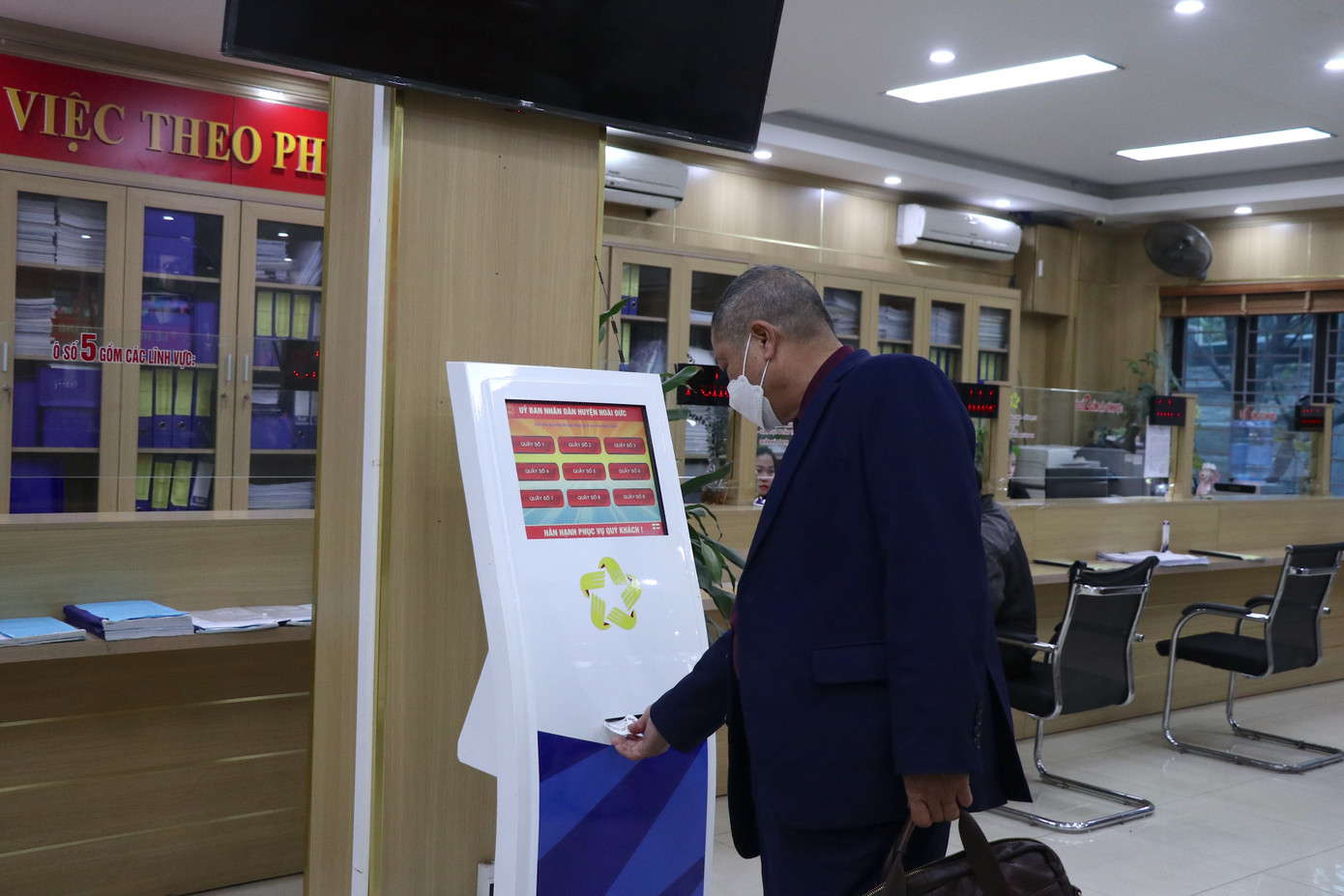 Là một trong những công dân đầu tiên trong năm mới đến bộ phận “một cửa” của huyện Hoài Đức để làm thủ tục xin cấp giấy chứng nhận quyền sử dụng đất, anh Nguyễn Thế Hường, công tác tại Quỹ tín dụng nhân dân huyện Hoài Đức cho biết: "Trước khi đi tôi nghĩ hôm nay là ngày làm việc đầu xuân thì sẽ phải chờ đợi lâu nhưng khi đến đây tôi thấy mọi thủ tục được giải quyết rất nhanh chóng. Tuy là ngày đầu xuân nhưng mọi người đã bắt tay vào công việc luôn. Các cán bộ bộ phận một cửa rất chu đáo nhiệt tình giúp đỡ nên tôi rất hài lòng”.