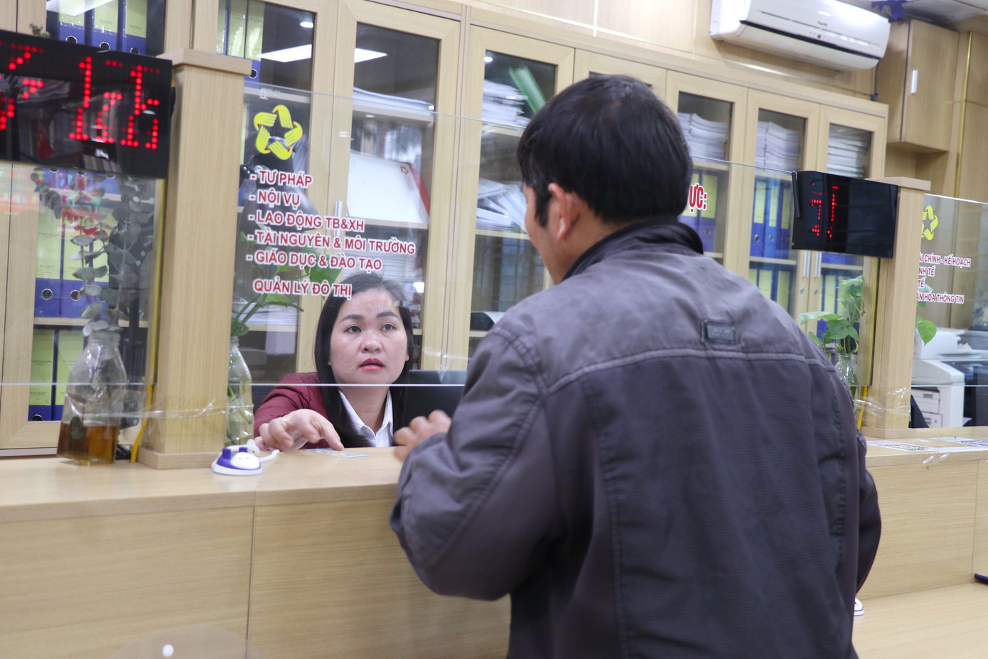 Theo cán bộ tiếp công dân của huyện Hoài Đức, sáng nay đơn vị có khá đông công dân đến giao dịch, nhưng so với những ngày khác trong năm thì vắng hơn nhiều. Tuy nhiên, toàn bộ viên chức bộ phận một cửa đều có mặt tại vị trí làm việc của mình. Hiện nay, người dân khi đến Trung tâm Phục vụ hành chính công của Thành phố để giải quyết thủ tục hành chính, cán bộ giao dịch không yêu cầu xuất trình sổ hộ khẩu mà sẽ tra cứu trực tiếp trên hệ thống dữ liệu dân cư vừa được xây dựng để cập nhật toàn bộ các thông tin cá nhân.