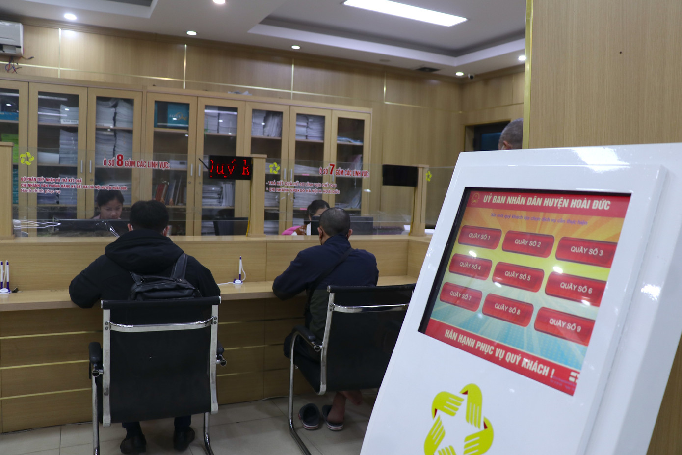 Tại bộ phận một cửa của huyện, ngày từ lúc 8 giờ sáng, các cán bộ, nhân viên đã trong vị trí làm việc. Ở tất cả các vị trí tiếp dân đều có người dân đang thực hiện các thủ tục hành chính.