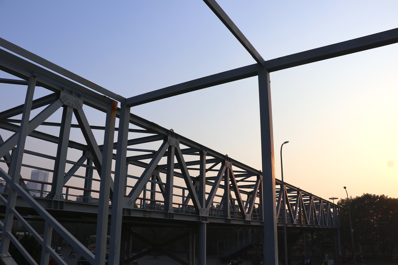 Hiện nay, Hà Nội có khoảng 70 cây cầu vượt bộ hành cùng 23 hầm đi bộ tại các nút giao thông đông đúc, khu vực gần bệnh viện, trường học, bến xe nhằm bảo đảm an toàn giao thông cho người đi bộ, giảm ùn tắc, tai nạn. Hiện nay, Hà Nội có khoảng 70 cây cầu vượt bộ hành cùng 23 hầm đi bộ tại các nút giao thông đông đúc, khu vực gần bệnh viện, trường học, bến xe nhằm bảo đảm an toàn giao thông cho người đi bộ, giảm ùn tắc, tai nạn.