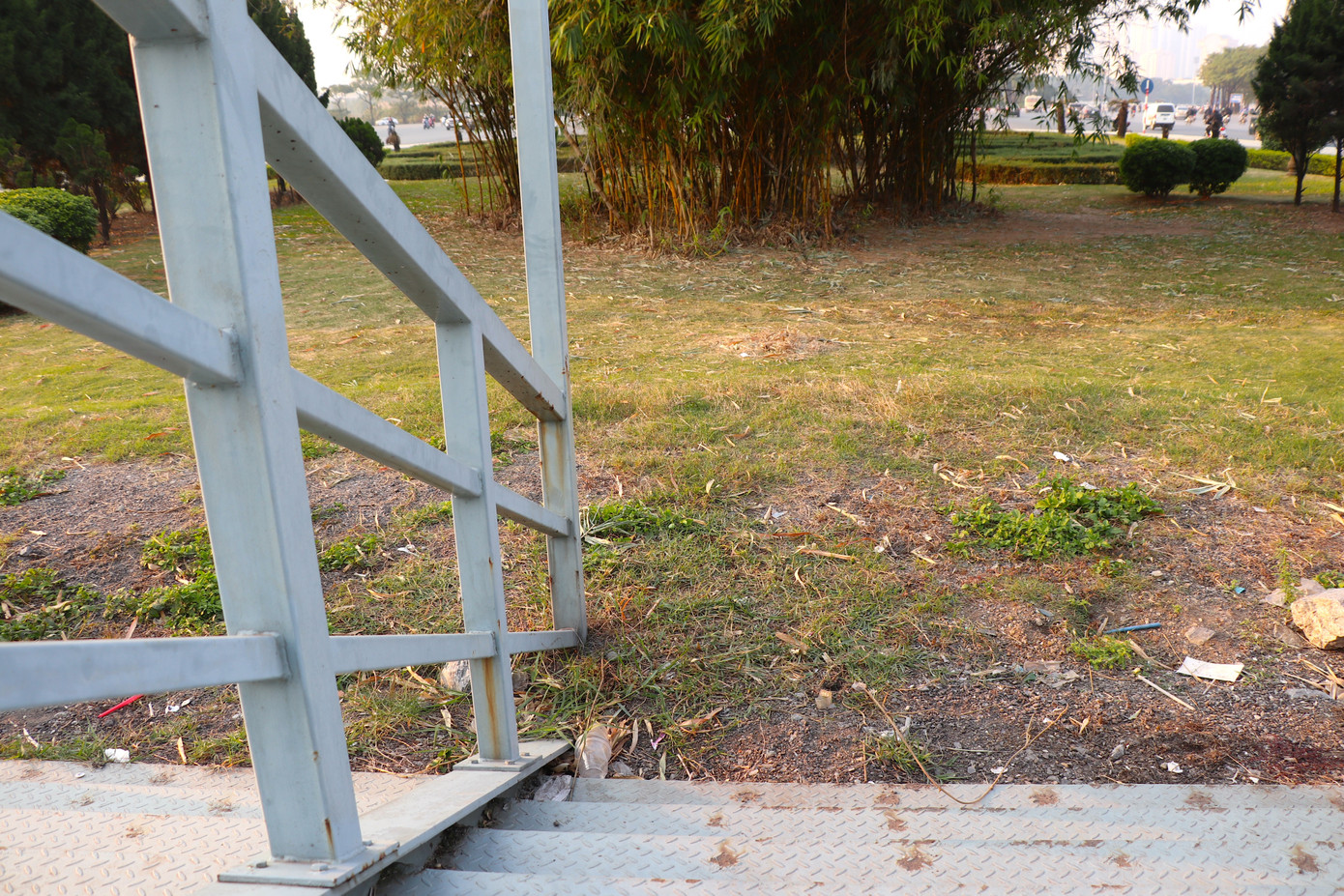 Lối lên xuống ở giữa cầu gây khó hiểu. Lối lên xuống ở giữa cầu gây khó hiểu.