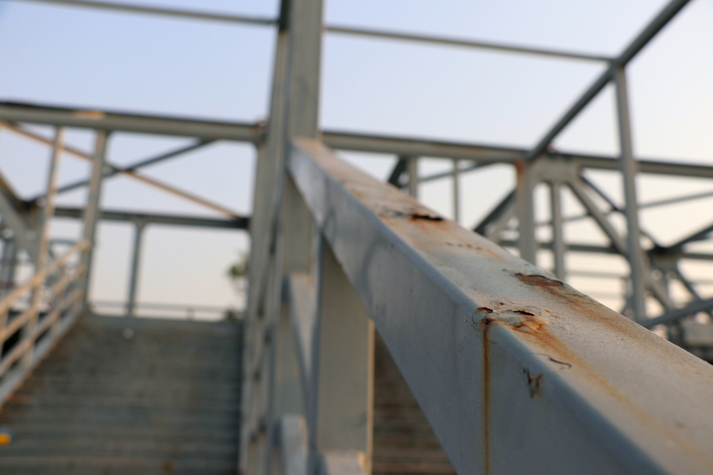 Cây cầu trơ trọi khung sắt, không có thêm bất kì hạng mục nào (như mái che) được lắp thêm trong suốt nhiều năm qua. Hiện cây cầu đã có nhiều điểm xuống cấp sau thời gian đi vào sử dụng chưa hiệu quả. Cây cầu trơ trọi khung sắt, không có thêm bất kì hạng mục nào (như mái che) được lắp thêm trong suốt nhiều năm qua. Hiện cây cầu đã có nhiều điểm xuống cấp sau thời gian đi vào sử dụng chưa hiệu quả.