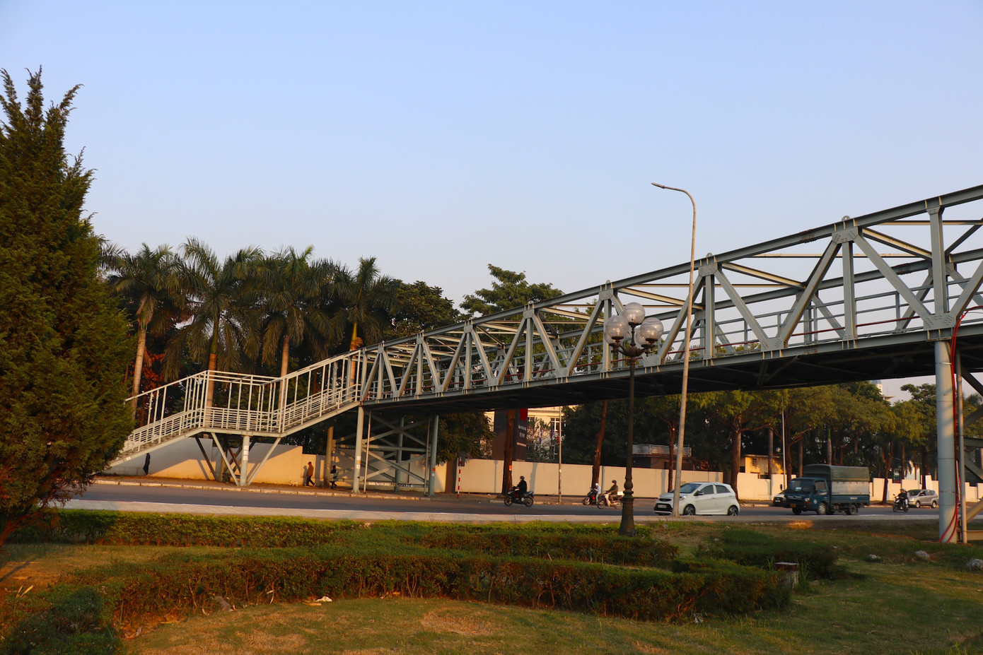 Cây cầu vượt bắc ngang đường Lê Quang Đạo được thiết kế với những khung thép chắc chắn. Cây cầu vượt bắc ngang đường Lê Quang Đạo được thiết kế với những khung thép chắc chắn.