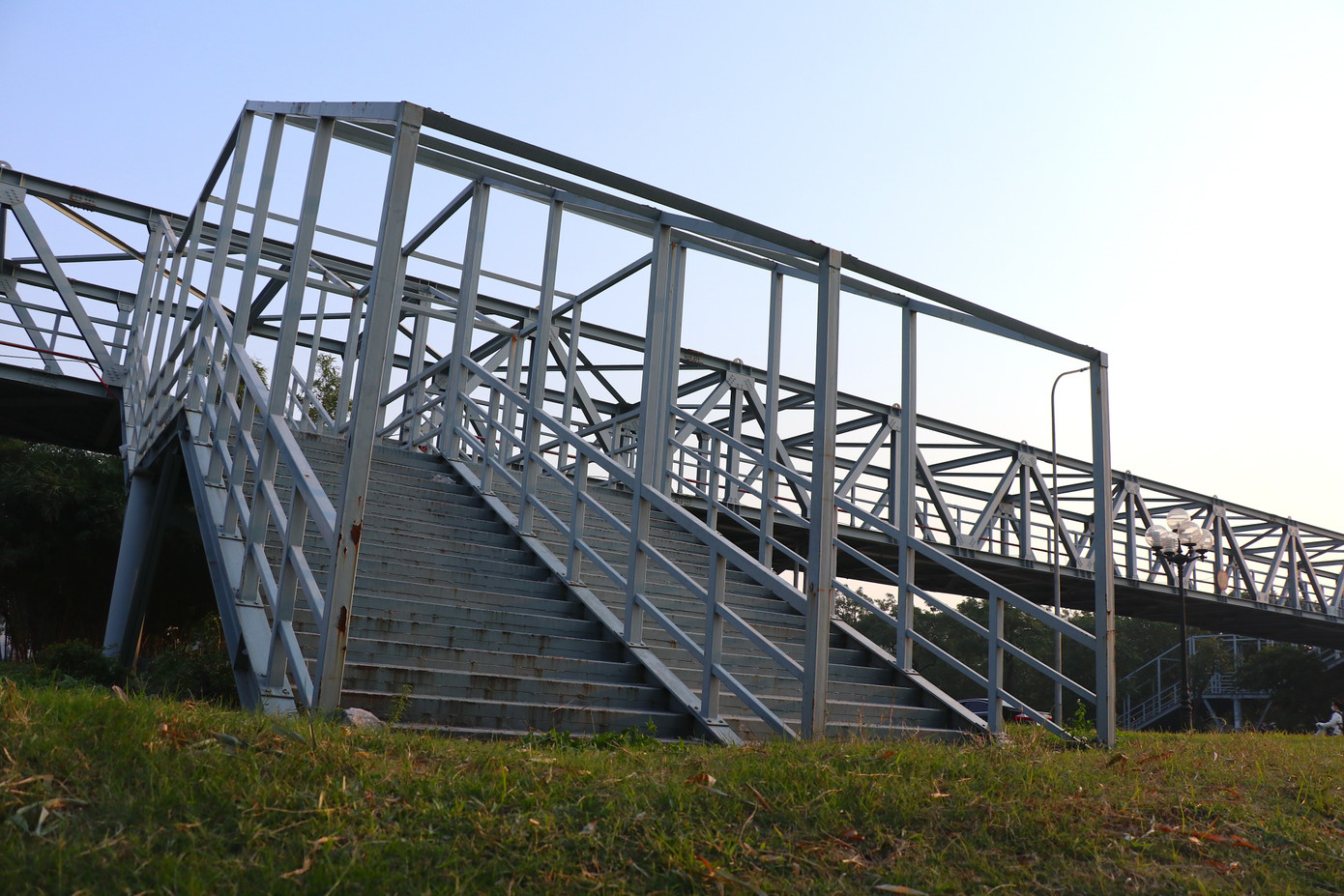 Nhiều người dân cho rằng, cây cầu bộ hành có lối lên xuống đâm thẳng vào bồn cây hoặc dải phân cách là một trong những sản phẩm quy hoạch không đồng bộ, không đem lại lợi ích. Nhiều người dân cho rằng, cây cầu bộ hành có lối lên xuống đâm thẳng vào bồn cây hoặc dải phân cách là một trong những sản phẩm quy hoạch không đồng bộ, không đem lại lợi ích.