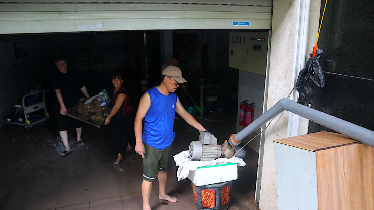 Những cư dân ở KĐT mới Lê Trọng Tấn - Geleximco cho biết, tình trạng ngập nặng tại đây đã xảy ra nhiều năm nay. Hầu hết các hộ dân sống tại khu A mặt đường chính Lê Trọng Tấn gần nút giao Đại lộ Thăng Long đều phải mua máy bơm công suất lớn để hút nước tràn vào hầm mỗi khi mưa to.