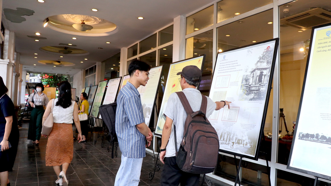 Đông đảo người dân đến tham gia triển lãm.