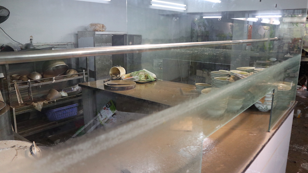 Mực nước ngập dâng cao từ 1m - 1,2m làm hỏng nhiều thiết bị, đồ dùng của các gia đình.