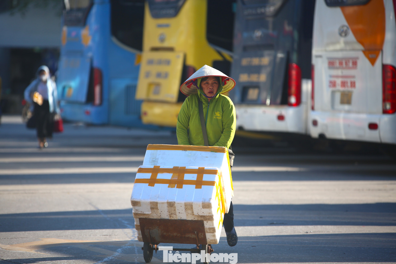 Thời tiết nắng nóng khiến nhiều hành khách khá mệt mỏi. Thời tiết nắng nóng khiến nhiều hành khách khá mệt mỏi.