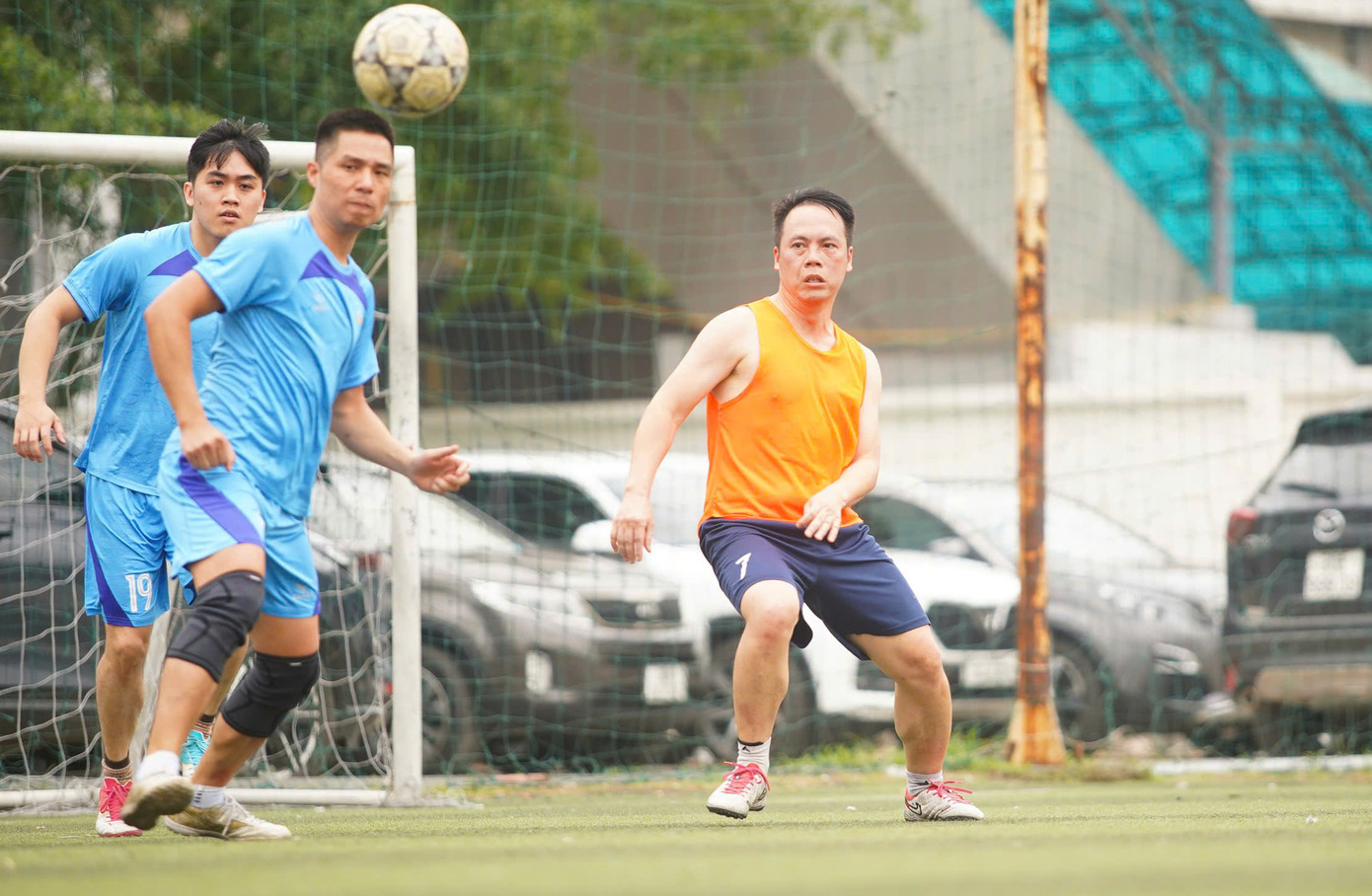 Trước khi giành vé vào trận chung kết, đội bóng báo Tiền Phong đã thắng đội bóng báo Thanh Niên với tỷ số sát nút 4-3.